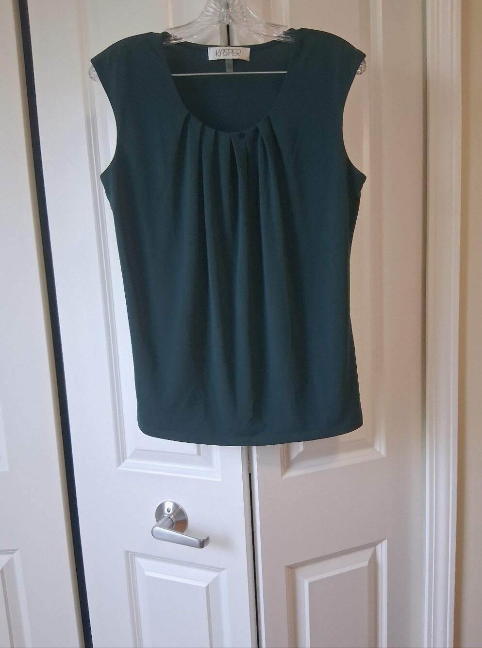 Kasper Sleeveless Scoop Neck Top